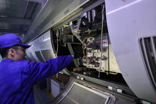 深夜北京朝阳动车所的“动车医生” 移动CT车保春运安全