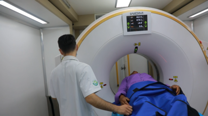 宁波援疆医生把诊室搬到了村民的家门口 移动CT车